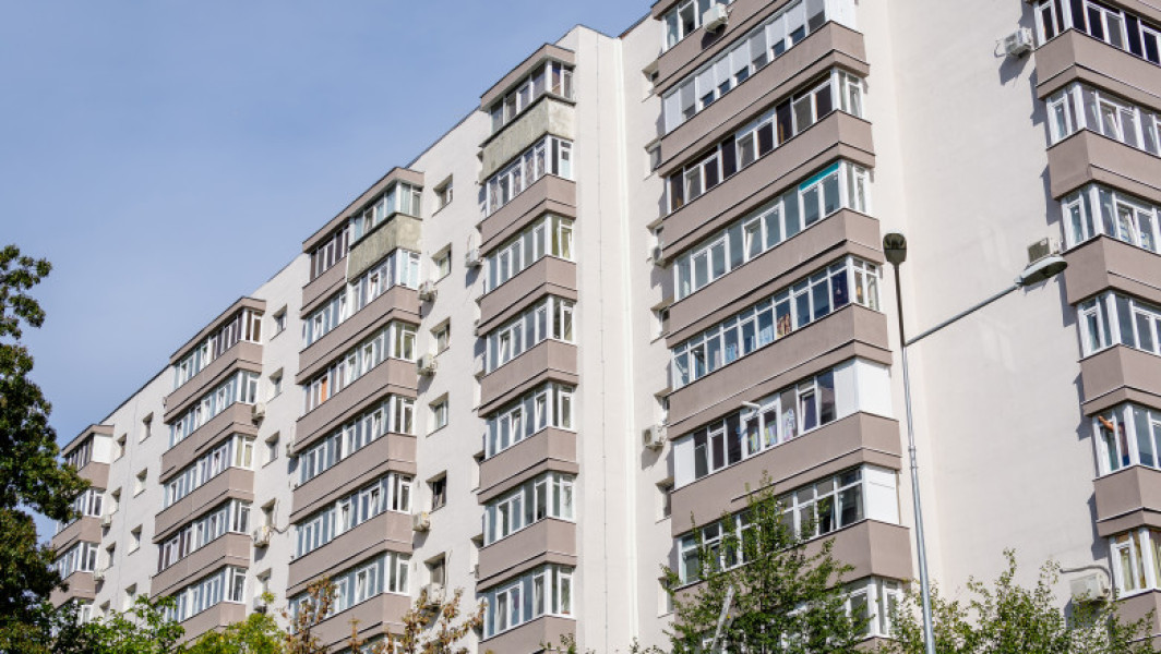 Programul guvernamental Noua Casă, mai puțin atractiv pentru români. Doar 1% din bugetul total accesat, într-o lună. Numărul de cereri se apropie de 100 în toată țara. Dobânzile și pragurile au scăzut, cumpărăturile la nivel național au rămas în urmă.