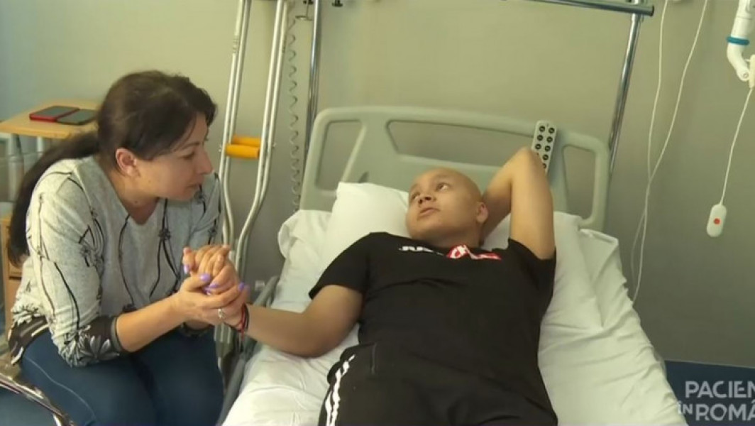 Piedicile pe care le pune statul în tratarea copiilor: Povestea lui Rafael, un băiat de 15 ani diagnosticat cu un tip de cancer rar
