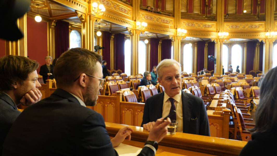 Parlamentul Norvegiei, evacuat în urma amenințării cu bombă. Politicienii și angajații au fost avertizați prin SMS să părăsească clădirea cât mai repede. Zona a fost blocată, iar transportul public a fost oprit. Fostul premier raportează că este prima dată când se înregistrează o astfel de amenințare în Parlament. Lucrările miniștrilor suspendate.