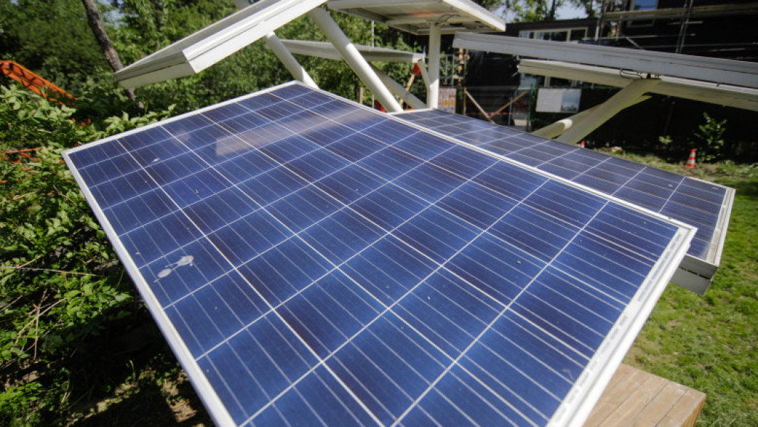 Prosumatorii români, înșelați de stat: își dau energia în rețea, dar nu primesc banii promiși