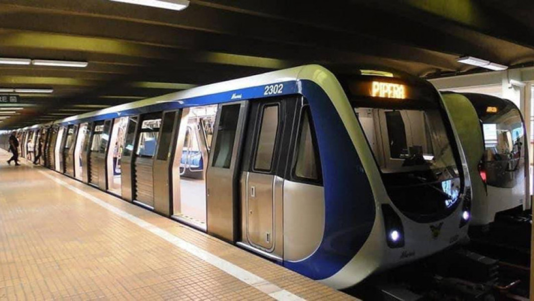 Scandalul trenului cu uşile deschise: Metrorex deschide o investigaţie şi recheamă echipa de conducere