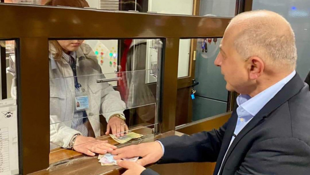 Foto Cîrstoiu explică de ce a mers cu metroul: „Trebuie să vină la Primăria Capitalei”. La o zi distanță, candidatul PNL-PSD a șters pozele