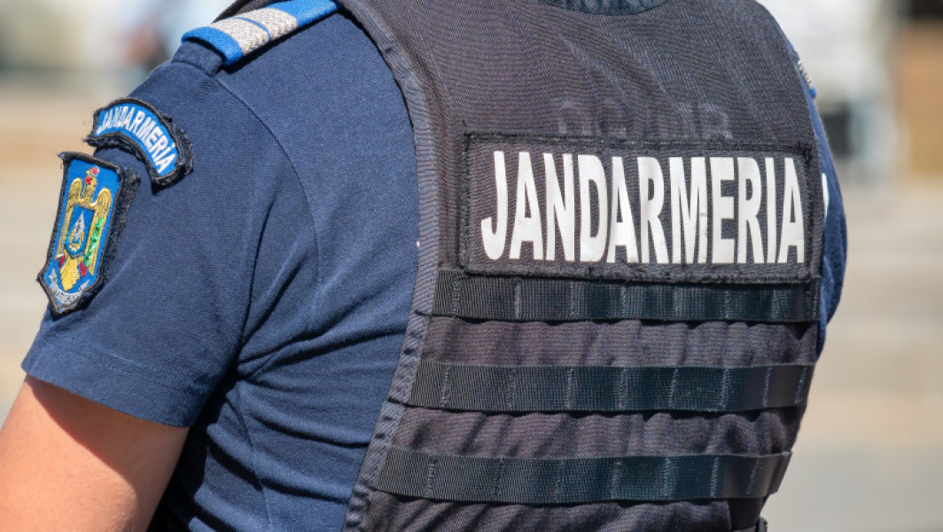 Un bărbat din Mureș a fost reţinut pentru înşelăciune, pretinzând că este jandarm și cerând colegilor să împrumute bani. A obţinut 10.000 de lei prin minciună.