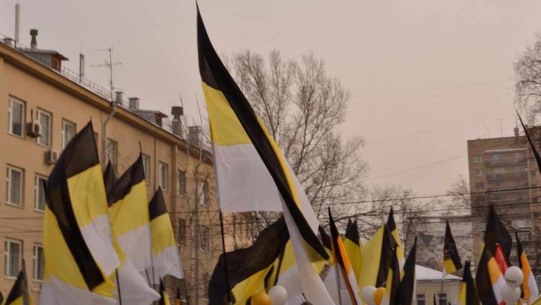 Drapelul cu trei linii a Imperiului Rus, declarat extremist în Republica Moldova.
