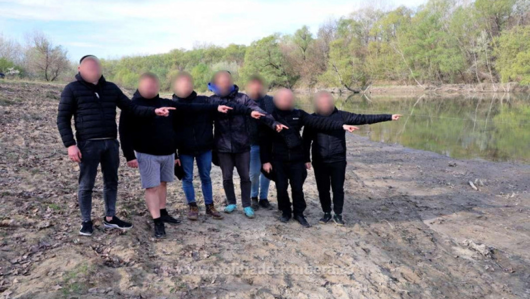 Șapte cetățeni ucraineni în siguranță după ce au fost prinși traversează Prutul cu o barcă și două saltele gonflabile în județul Iași