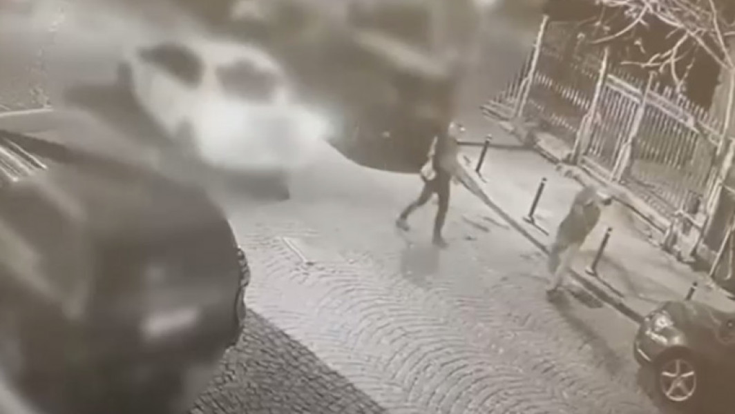 Femeie în vârstă, jefuită de 25.000 de euro de doi tineri în București - VIDEO