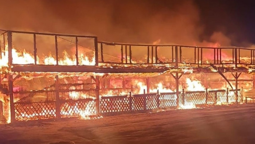 Incendiu masiv la terasa de pe plaja Corbu: Două persoane suferă de atac de panică, o mie de metri pătrați distruse de flăcări!