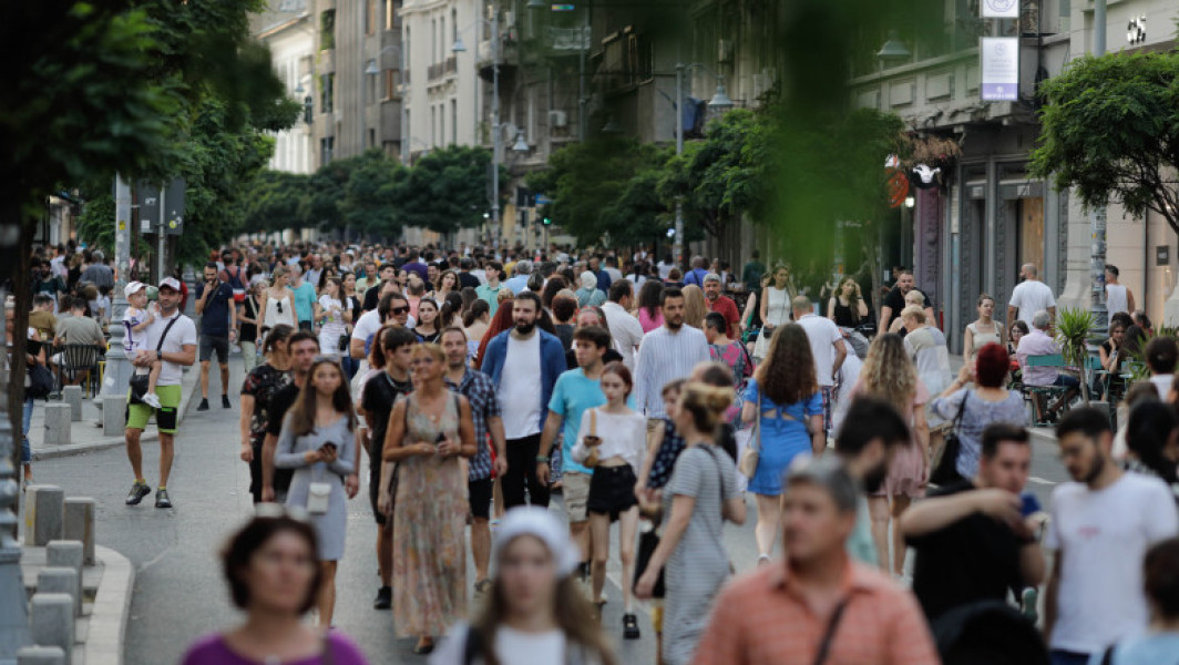 Calea Victoriei va fi închisă pentru traficul rutier în acest weekend, de la 6 aprilie până la 13 octombrie, pentru a găzdui evenimentul "Străzi deschise, București - Promenadă urbană". 6 aprilie marchează începutul celei de-a patra ediții a evenimentului care transformă străzile principale ale Bucureștiului în zone pietonale pentru a oferi locuitorilor și turiștilor spații de relaxare și activități culturale și sportive. Traficul va fi deviat pentru a permite plimbarea și admirarea artei și a diverselor evenimente desfășurate în zonele temporar pietonale. Toți ar putea să se bucure de artist
