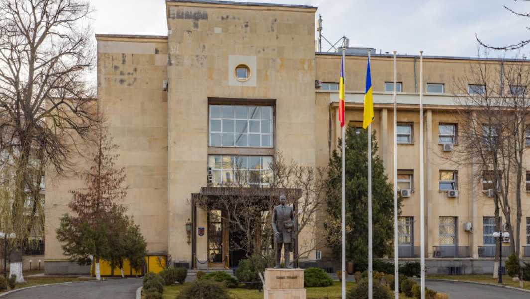 Ziua NATO: Sediul MAE, iluminat în albastru pentru cea mai importantă sărbătoare a Alianței în România