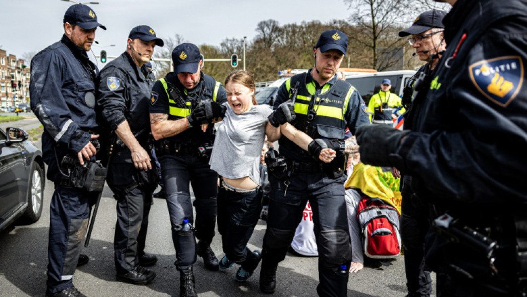 Greta Thunberg, reținută în timpul unui protest în Haga organizat de activiștii de mediu