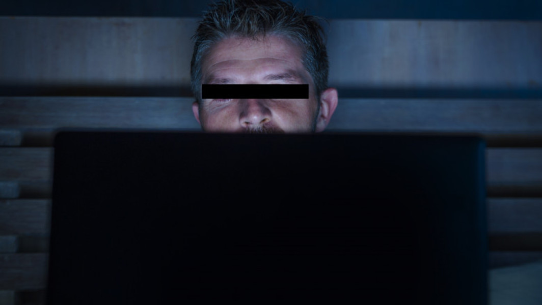 Un tânăr din Alba condamnat pentru distribuirea de materiale pornografice cu minori prin intermediul rețelelor sociale.