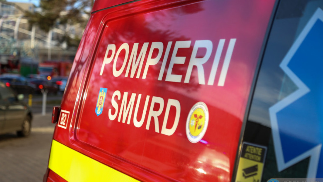 Patru persoane transportate la spital în urma incendiului de la un bloc din Gara Obor, București.