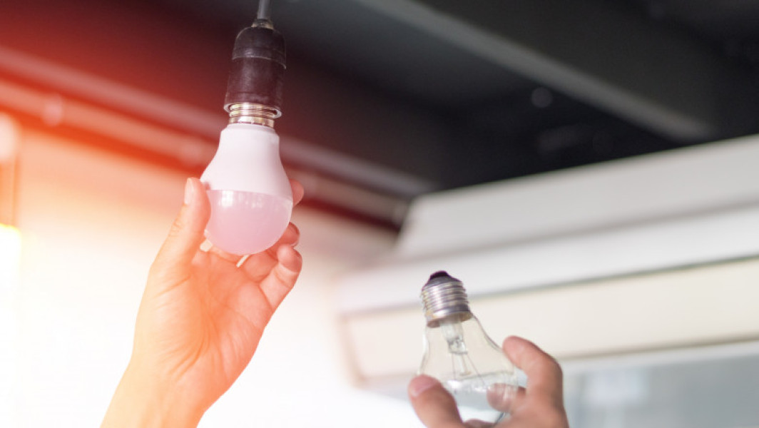 Mii de oameni din România încă nu au curent electric: „Cu lampa. Noi nu am văzut televizor la noi în casă”