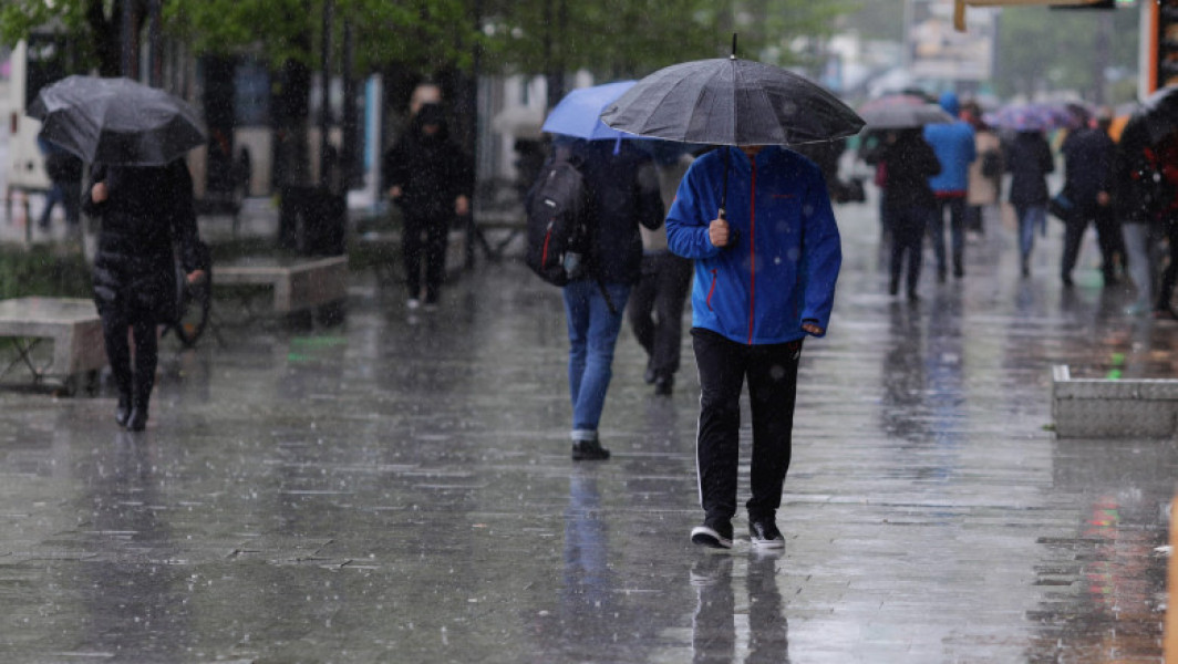 Prognoza meteo pentru următoarele două săptămâni. Temperaturile scad brusc și vin ploile în toată țara