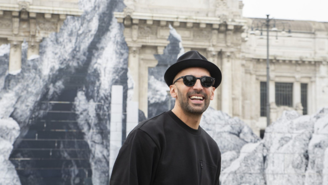 Galerie Foto Artistul stradal JR a transformat intrarea în Gara Centrală din Milano într-o iluzie optică impresionantă
