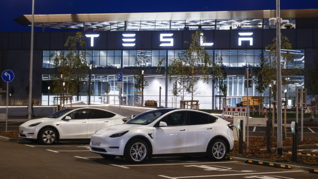 Tesla concediază peste 10% din angajați în toată lumea - Reuters