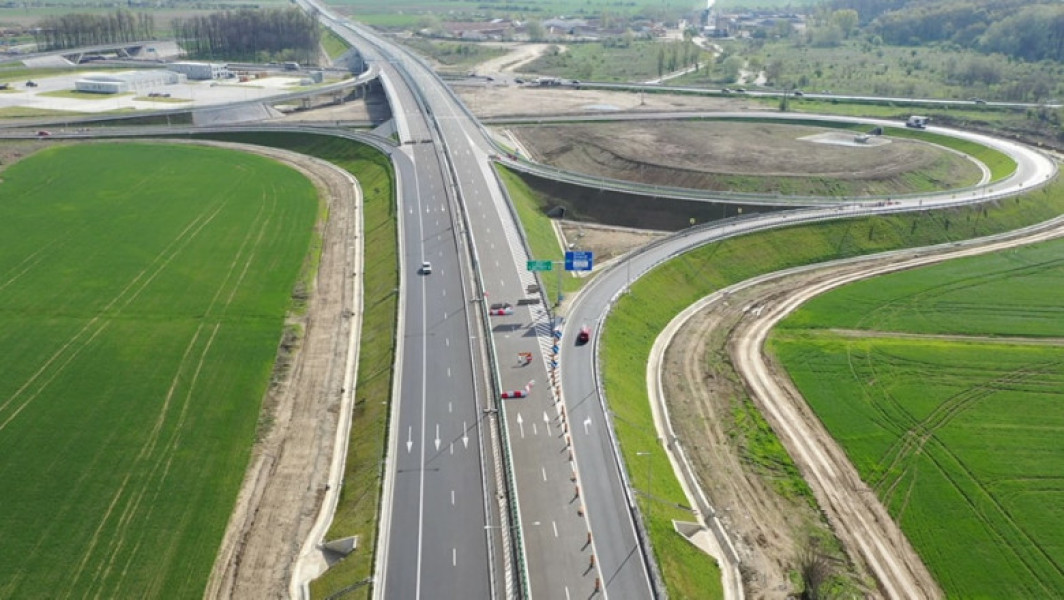 Se circulă pe încă 13 km din Autostrada de Centură a Bucureștiului A0 Sud, între drumurile naționale 4 și 6. Constructorul a terminat lucrările pe 7 km, deschizând circulația și pe cei 6 km ai Lotului 2 (Vidra - Bragadiru). Se circulă pe o treime din totalul de 52 de km ai semi-inelului sudic, asigurând legături la profil de autostradă spre DN6, DN5 și DN4. Lucrările se finalizează în iulie pentru restul de 10 km ai Lotului 1 (Glina - Vidra) pentru o conexiune cu Autostrada Soarelui (A2).