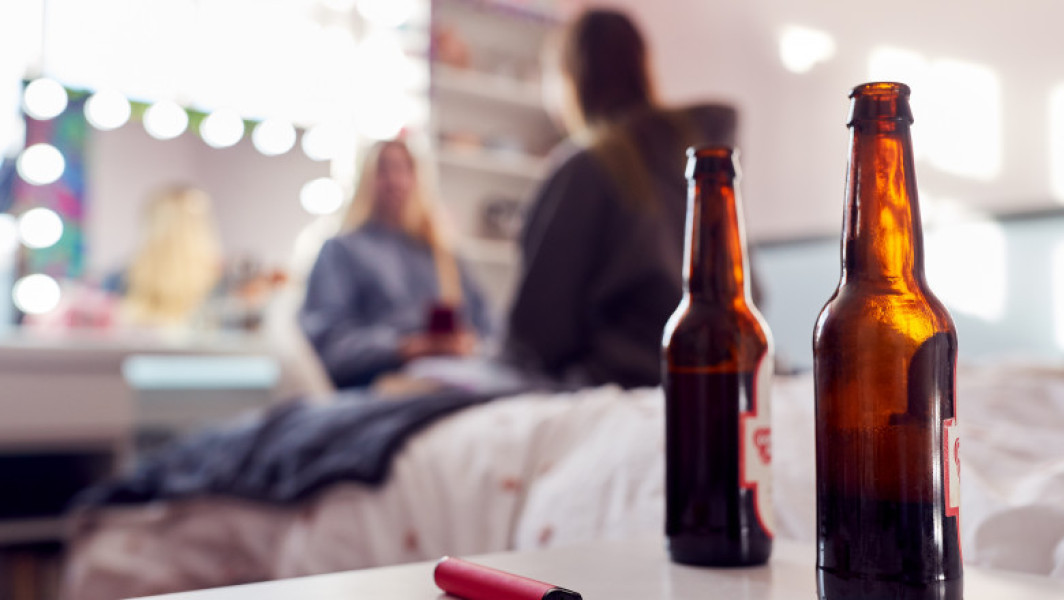 OMS este îngrijorată de consumul „alarmant” de alcool și țigări electronice în rândul tinerilor: „O amenințare gravă”