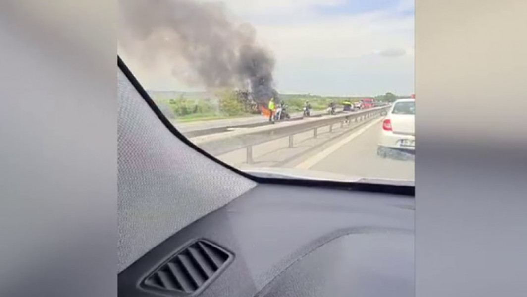 Un autoturism în flăcări pe A1, cauza posibilă - scurtcircuit