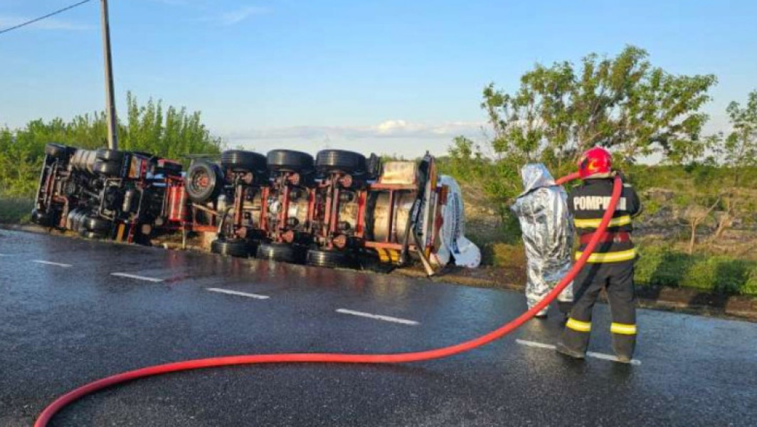Cisterna cu etanol s-a răsturnat în Mărășești: șoferul a murit, trafic închis la DN2