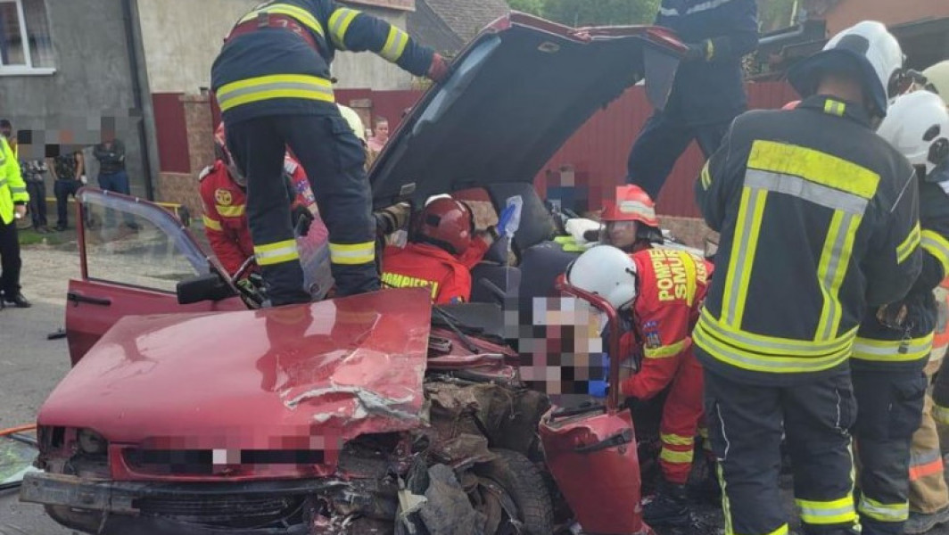Impact violent pe DN 13 în Mureș: trei răniți, două mașini s-au ciocnit frontal. Elicopterul SMURD a intervenit.