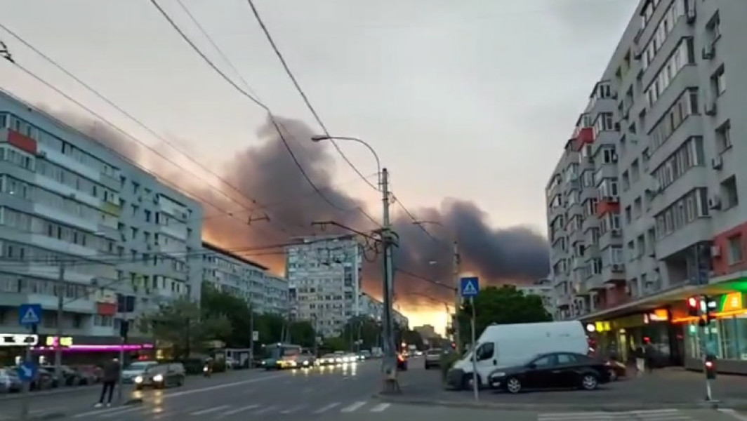 Explozii și Incendiu la o Clădire din Sectorul 1 din Capitala - Pompierii Intervin cu 15 Autospeciale pentru a Stinge Focul