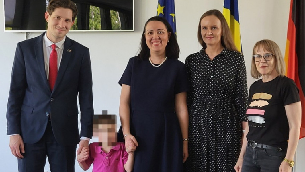 Băieţelul care a fost vândut de familie şi dus în Germania a ajuns în România și plasat alături de sora sa la o asistentă maternală