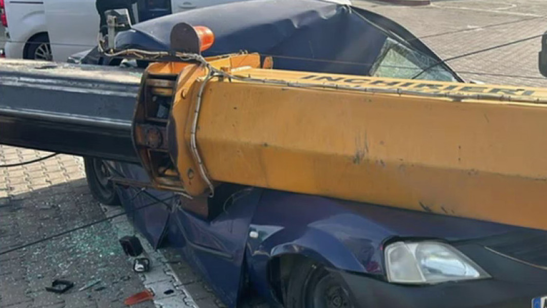 VIDEO Macara prăbușită peste mașină parcată lângă benzinărie în București

VIDEO Macara căzută peste mașină parcată în apropierea unei benzinării din București