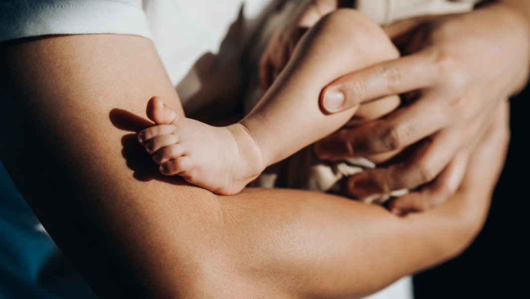 Mama agresivă a fetiței în vârstă de două luni este arestată. Micuța surprinde prin evoluția stării sale de sănătate.