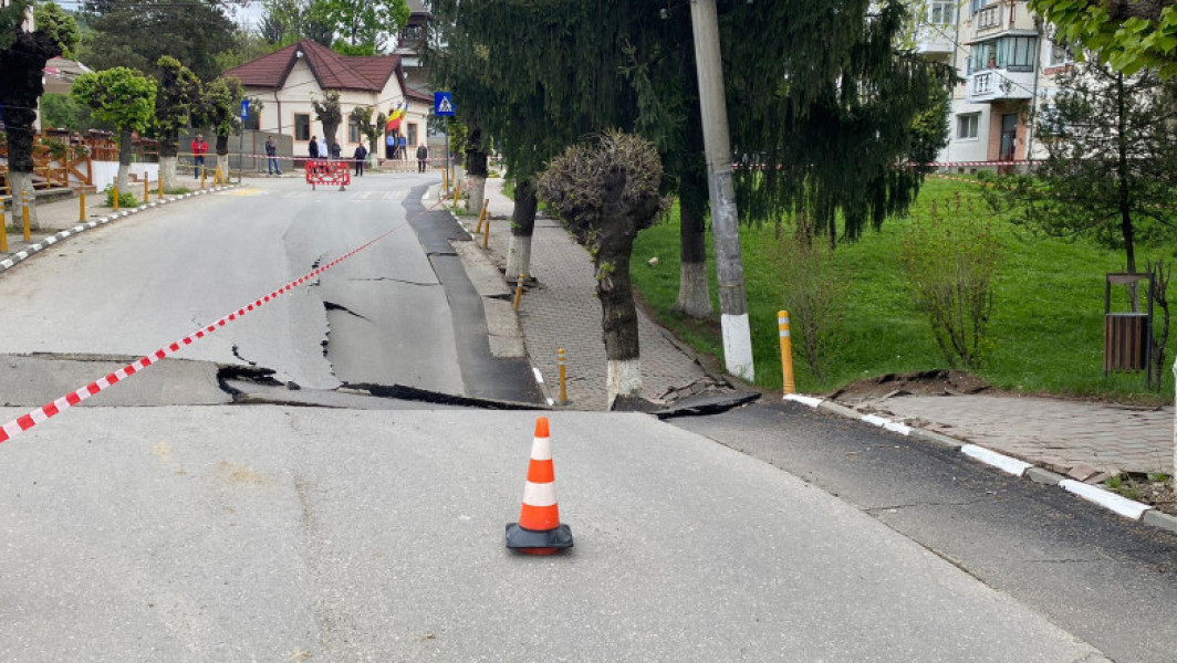 Evacuări în Slănic Prahova: O stradă a cedat și oamenii se tem pentru siguranța lor. Zonele afectate sunt supuse evacuării pentru a preveni orice pericol - Autoritățile anunță prin mesaj RO-Alert