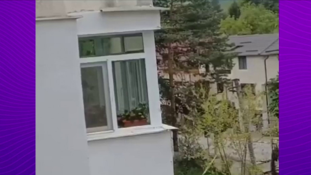 Surprins în imagini: Stâlp înghițit de pământ pe strada surpată din Slănic Prahova. Situația devine tot mai gravă, autoritățile decid noi evacuări și extinderea perimetrului de siguranță
