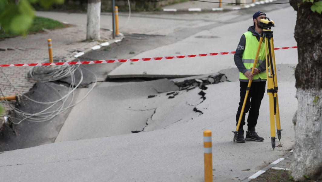 Muncitorii aruncă pietriș în craterul de 18 metri din Slănic. Prefectul susține că nu trebuie extins perimetrul de siguranță