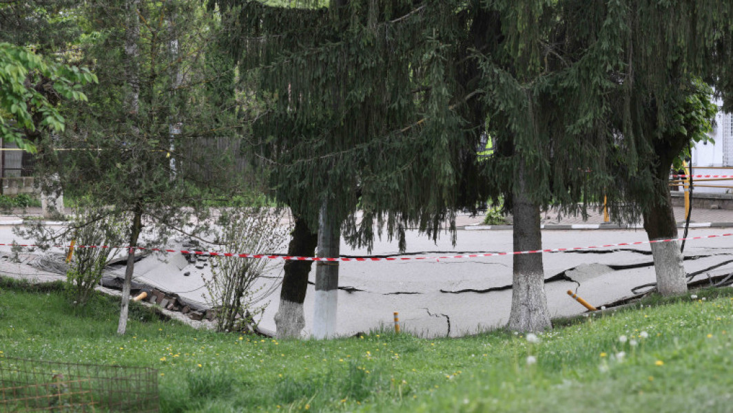 Forajele în zona craterului de la Slănic Prahova: Prefectul asigură că blocurile nu sunt afectate