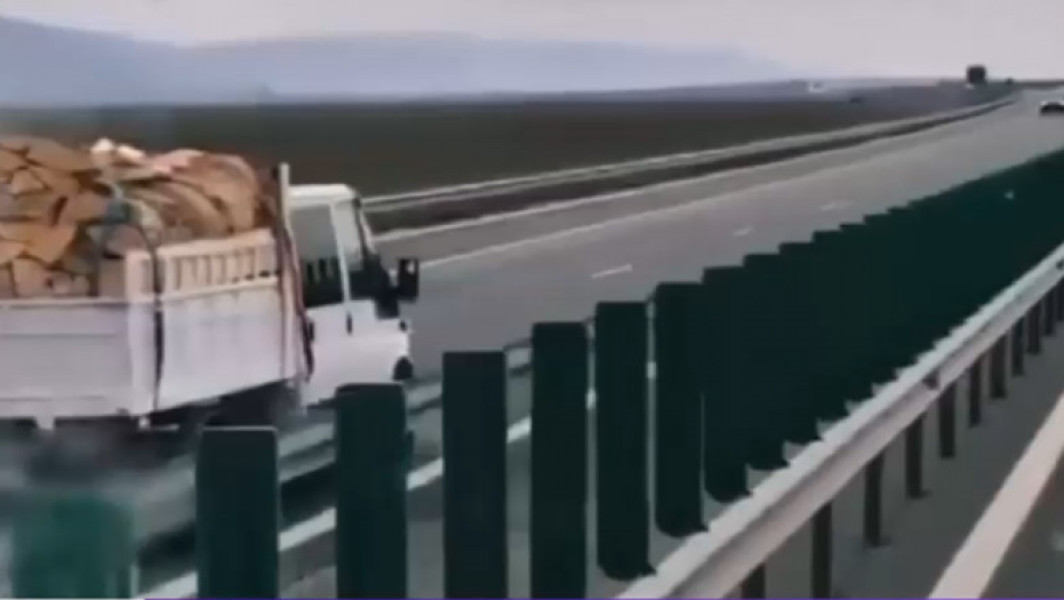 Șoferul care a mers pe contrasens pe autostradă, într-o dubă încărcată cu lemne, a fost prins după o lună
