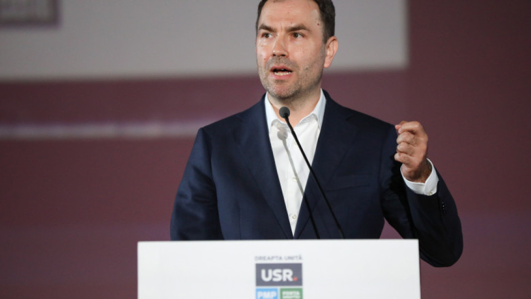 Situația incomodă a CFR Călători - Drulă susține că falimentul e aproape, compania raportând pierderi de peste 1 miliard de lei în 2023. Liderul USR include PNL-PSD la guvernare și atacă hoția și lipsa de investiții. Obiectivul său: modernizarea căilor ferate și a trenurilor pentru a aduce sectorul în secolul 21. Cererea pentru 2024 este cu 464% mai mare decât anul precedent. Deși a reușit să atragă 4 miliarde de euro pentru modernizarea sectorului, Drulă acuză că niciun tren nu a fost introdus în serviciul de transport în ultimii doi ani și jumătate, iar buz