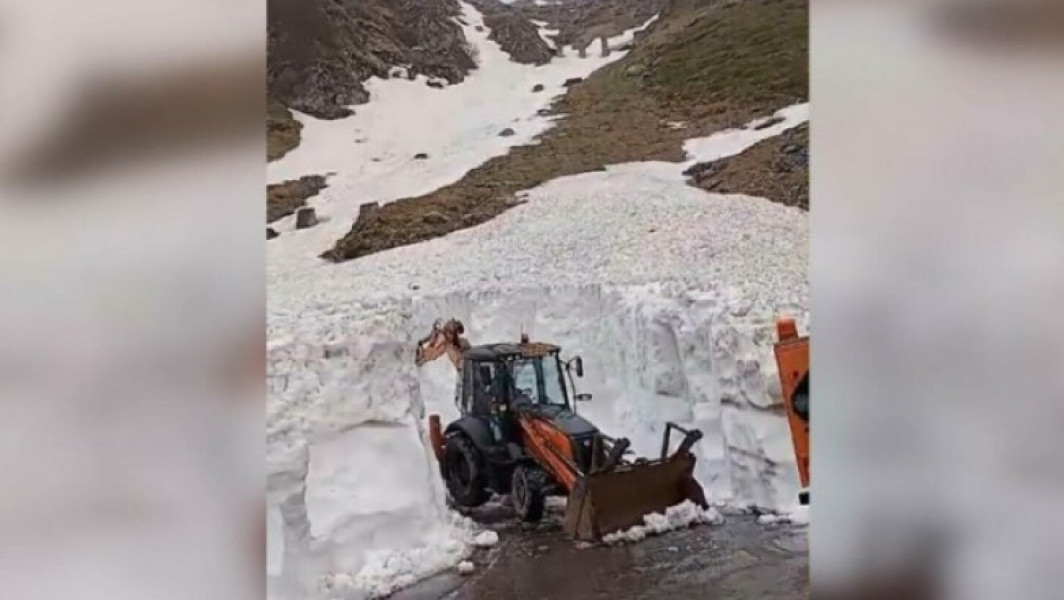 VIDEO Zăpadă de peste 4 metri pe Transfăgărăşan - Drumarii se luptă cu avalanşele în zona cea mai dificilă