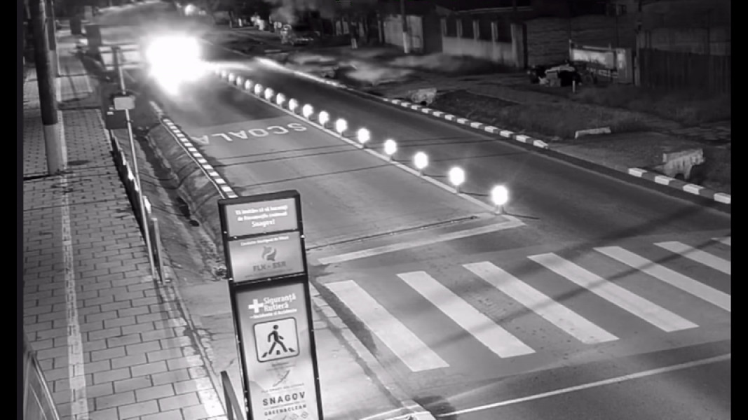 Un șofer a izbit un indicator din cauza vitezei în zona cu limitator de viteză inteligent
