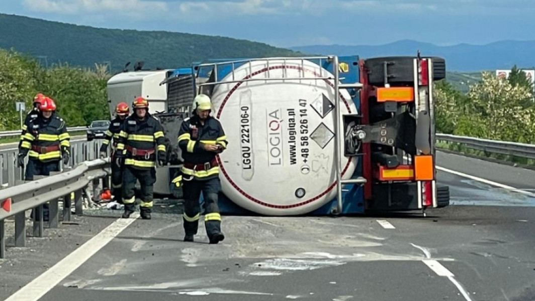 Accident rutier grav pe autostrada A1: o autocisternă cu oţet s-a răsturnat şi a intrat în coliziune cu un autoturism cu platformă