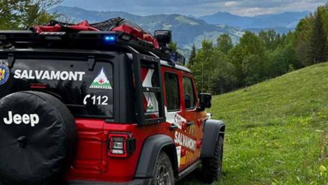 Echipaje intervin în munţii Rodnei pentru a salva o femeie căzută în gol