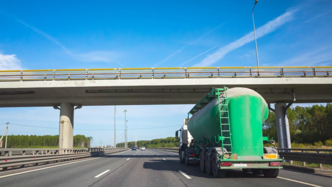 Șoferul român de TIR decedat în Belgia după incident tragic: capac de canal aruncat de pe un pod l-a rănit mortal