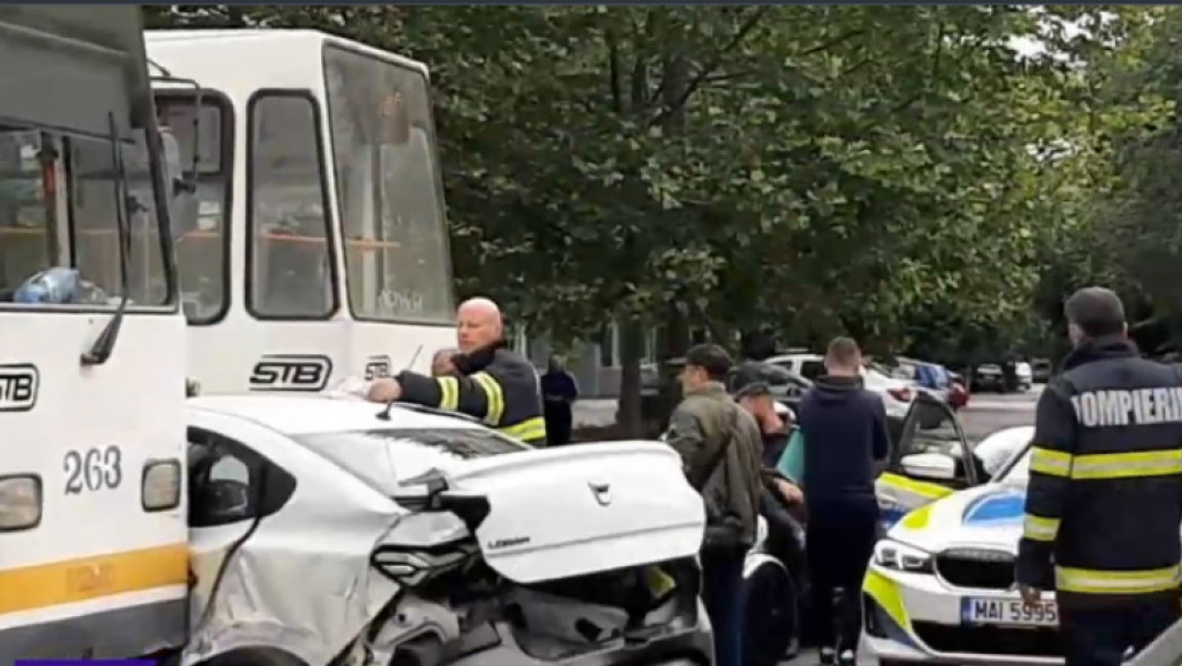 Un accident grav în sectorul 3 din București: doi oameni au fost răniți după impactul dintre un tramvai și o mașină.