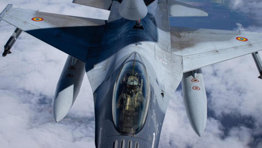 Exerciţiul de realimentare în aer al piloţilor români de F-16, parte a programului de parteneriat cu Alabama National Guard, s-a desfăşurat cu succes