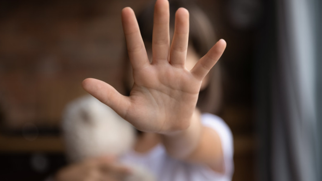 Caz șocant în Drobeta-Turnu Severin: 7 copii au fost abuzați sexual timp de 3 ani de angajați ai statului. Erau ademeniți cu bani
