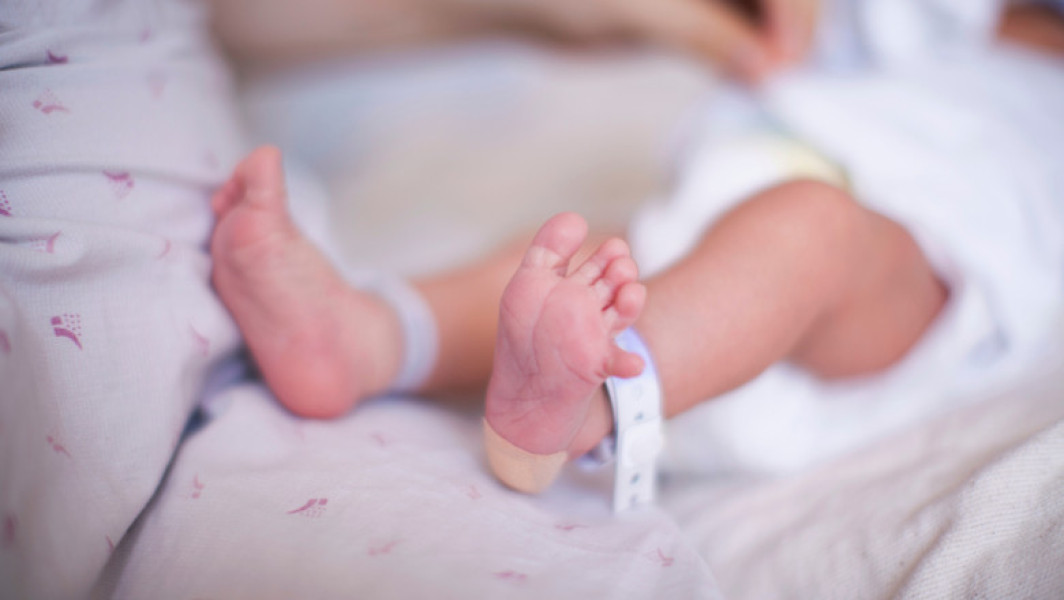 Bebeluș de o lună a murit la spitalul din Târgu Jiu, într-un caz de deces anchetat de autorități. Copilul a fost trimis acasă de medici, dar a ajuns în stop cardio-respirator înainte de a putea fi salvat.