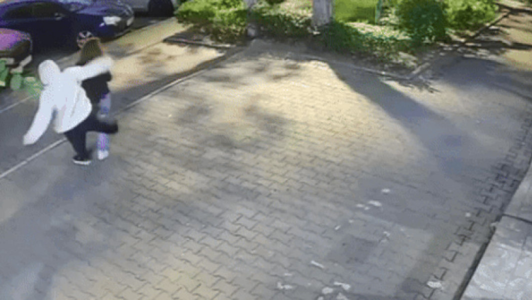 Un bărbat de 25 de ani a fost arestat preventiv pentru agresarea unei femei în centrul Bucureștiului. Victima a suferit o fractură la picior.