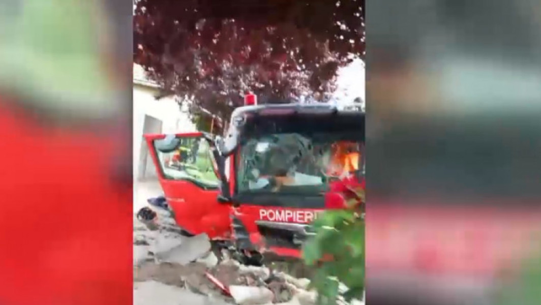 Accident între o mașină de pompieri care mergea la intervenție și un autoturism, în Timiș. 7 persoane sunt rănite