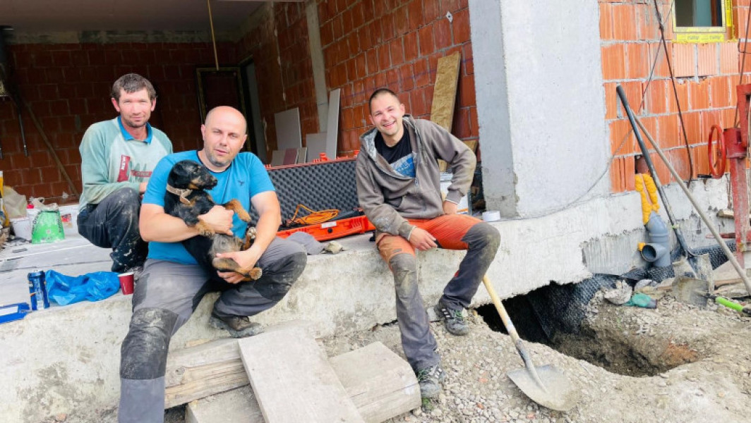 Echipajul ISU Cluj salvează un câine blocat într-o vizuină sub fundația unei case timp de 8 ore