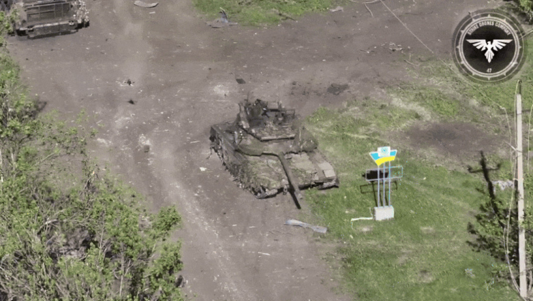 Video: Tanc rusesc "Spărgătorul lui Putin" distrus de drone ucrainene în valoare de câteva sute de dolari