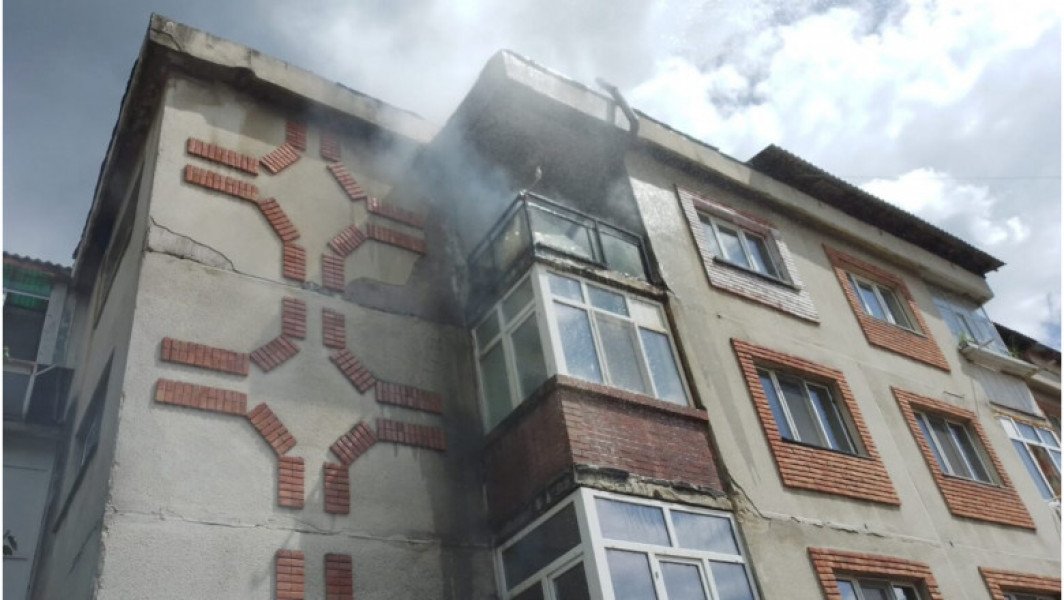 Garsonieră în flăcări: Doi copii salvați din locuință în timpul unui incendiu din Vâlcea