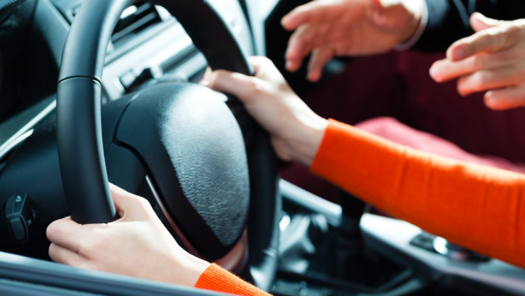 Un minor cu permis auto poate conduce mașina dacă este însoțit de un șofer cu 10 ani de experienţă (proiect)